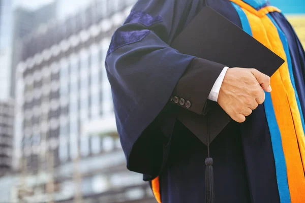 Los Graduados Reciben Certificado Universidad —  Fotos de Stock