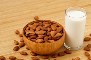 Taze sütle bademler