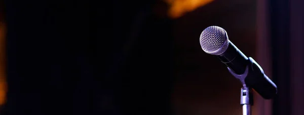 Микрофон Абстрактном Размытом Выступлении Зале Семинаров Светильнике Конференц Зала — стоковое фото