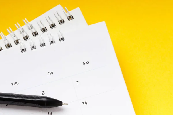 Calendrier Blanc Propre Sur Fond Jaune Uni Avec Espace Copie — Photo