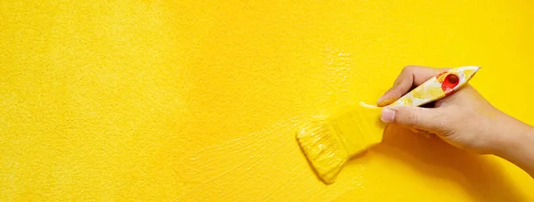 Malarz Maluje Ściany Żółto Wnętrzem Domowego Salonu — Zdjęcie stockowe