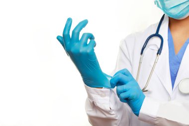 Hastanede COVID-19 'dan korunmak için mavi lastik eldiven giyen doktor.