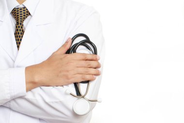 Doktorlar hastanedeki hasta insanlarla ilgilenmeye hazır..