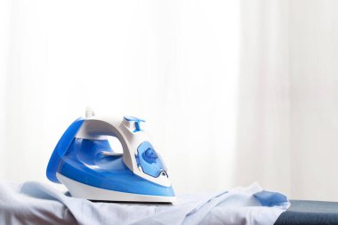 Mavi ütüler çamaşırhanede kolayca bulunur..