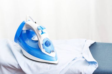 Mavi ütüler çamaşırhanede kolayca bulunur..