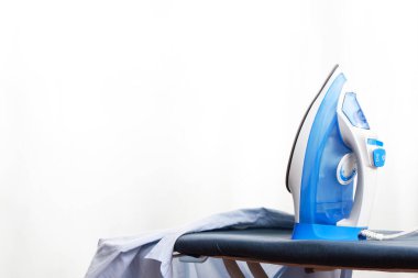 Mavi ütüler çamaşırhanede kolayca bulunur..