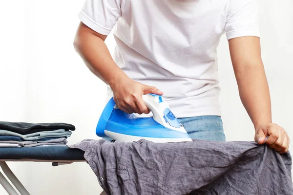 Hombre Plancha Una Camisa Lavandería — Foto de Stock