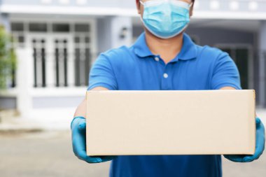 Elinde bir kutu olan bir çalışan müşterilerine mal teslim ediyor..