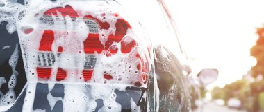 Aktif köpük sabun ile açık araba yıkama. ticari temizlik yıkama hizmeti kavramı.