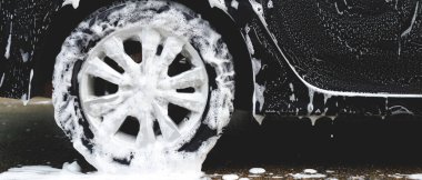 Aktif köpük sabunla araba yıkama. Temizlik tekerleği lastiği. ticari temizlik hizmeti kavramı.