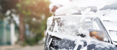 Aktif köpük sabun ile açık araba yıkama. ticari temizlik yıkama hizmeti kavramı.