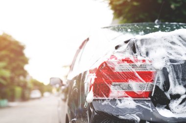 Aktif köpük sabun ile açık araba yıkama. ticari temizlik yıkama hizmeti kavramı.