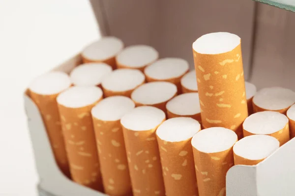 Schillen Sigarettenpakje Voor Bereiden Roken Witte Houten Achtergrond Opstellen Van — Stockfoto