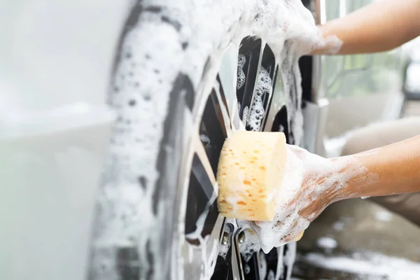 Ludzie Robotnik Trzyma Rękę Żółty Gąbka Pianka Myjąca Okno Mycia — Zdjęcie stockowe