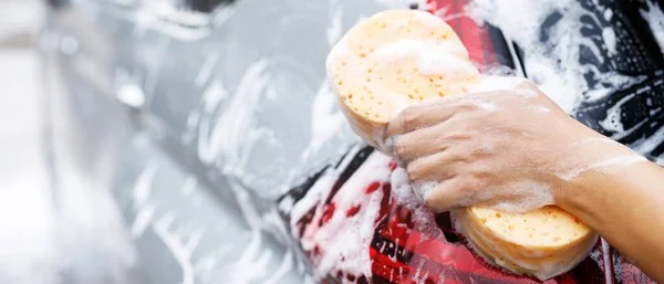 Pessoas Trabalhador Homem Segurando Mão Esponja Amarela Espuma Bolha Janela — Fotografia de Stock