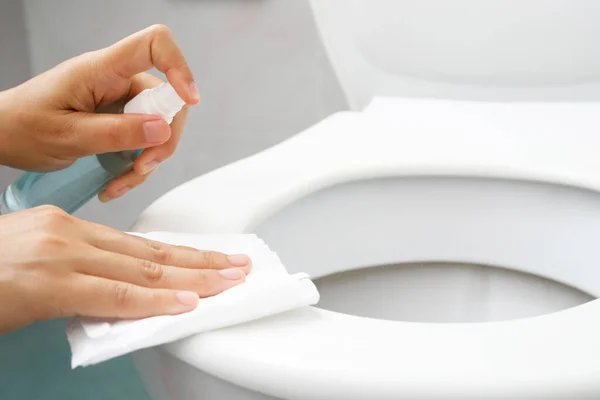 Hausfrau Sprüht Desinfektionsmittel Covid Toilette — Stockfoto