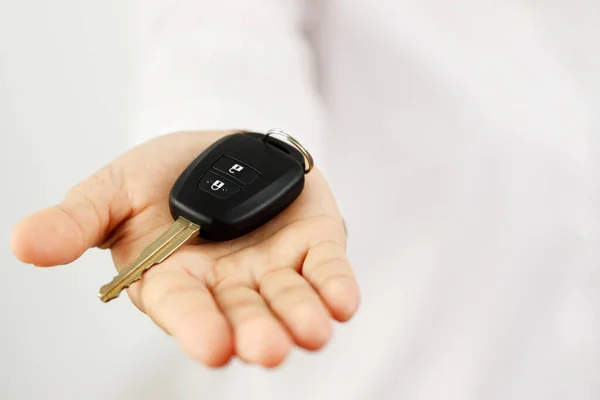 Yeni Araba Anahtarları Galerilerde Düşük Faizli Araba Kredisi Sunuyor — Stok fotoğraf