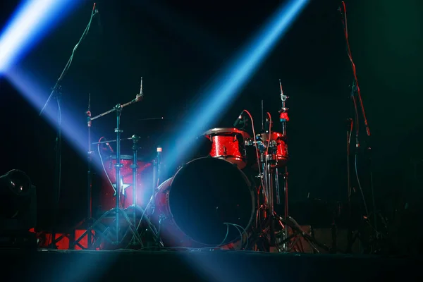 Красный Барабан Готов Концерту Сцене — стоковое фото