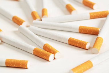 Beyaz arka plana yerleştirilmiş sigaralar