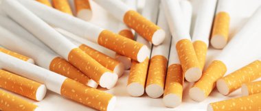 Beyaz arka plana yerleştirilmiş sigaralar