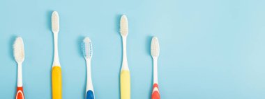 Eski diş fırçası mavi arka plan üzerinde renk süresi dolmuş (hasarlı) çeşitli kullanılır. konsept İmalat sağlık endüstrisi için kullanılan Profesyonel diş hekimi veya sık sık diş fırçası değiştirmeniz gerekir. 