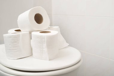 Kağıt mendil banyodaki klozetin üzerine yerleştirilmiş..