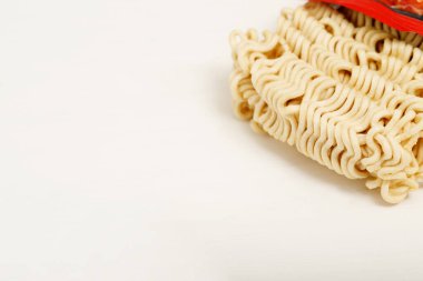 Beyaz arka planda anlık erişteler