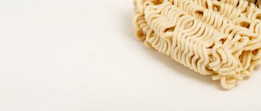 Beyaz arka planda anlık erişteler