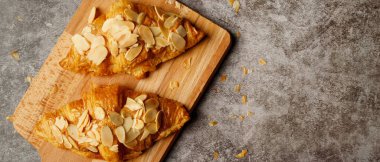 Pastanede kruvasan ekmeği