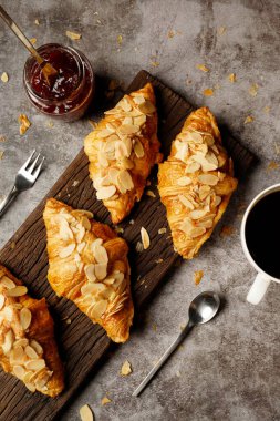 Pastanede kruvasan ekmeği.