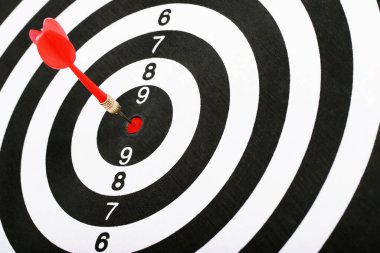 Ticari başarı hedefleri belirlemek için kırmızı oklar.