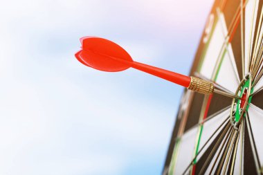 Ticari başarı hedefleri belirlemek için kırmızı oklar.