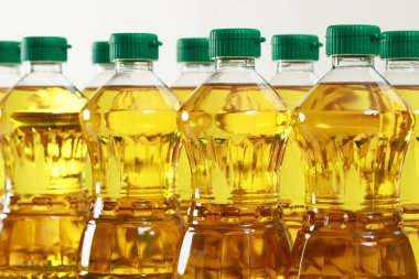 Süpermarkette konsept palmiye yağı şişesi