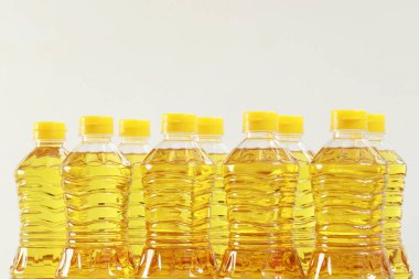 Süpermarkette konsept palmiye yağı şişesi