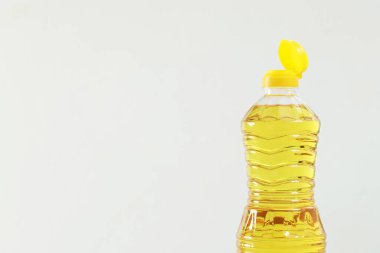 Mutfakta pişmeye hazır bir şişe palmiye yağı var..