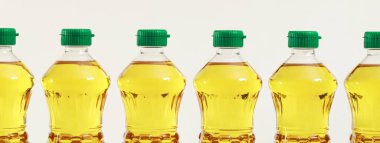 Süpermarkette konsept palmiye yağı şişesi