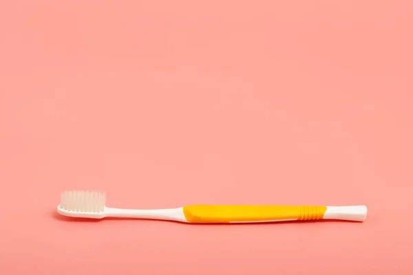 Alte Zahnbürste Auf Rosa Hintergrund — Stockfoto