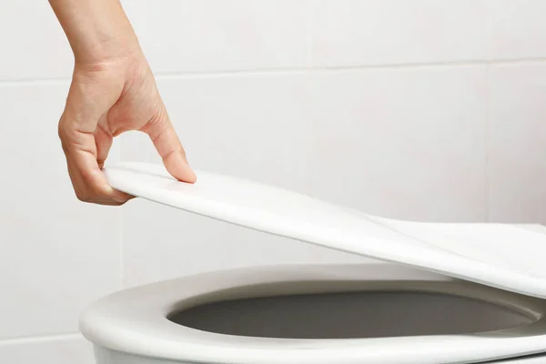 Die Hand Des Mannes Öffnet Den Toilettendeckel — Stockfoto