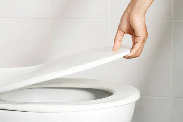 Die Hand Des Mannes Öffnet Den Toilettendeckel — Stockfoto