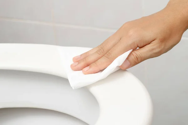 Wanita Menggunakan Kertas Tisu Membersihkan Toilet Kamar Mandi Rumah — Stok Foto