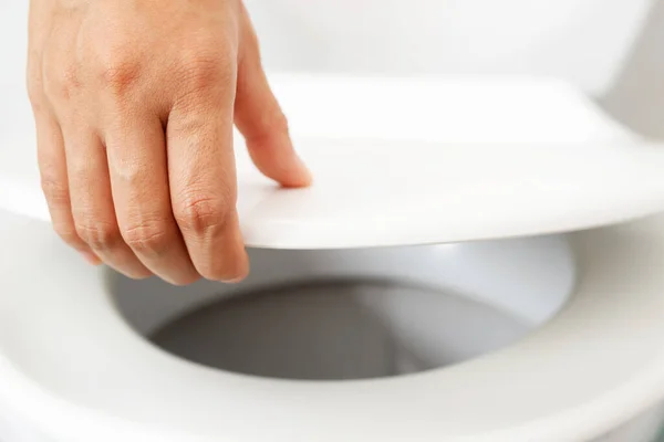 トイレの蓋を開ける男の手 — ストック写真