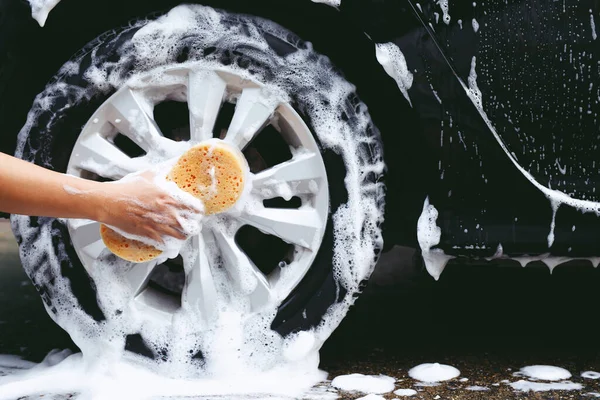 Ludzie Trzymają Żółtą Gąbkę Mycia Samochodów Opony Czyszczenia Kół Koncepcja — Zdjęcie stockowe