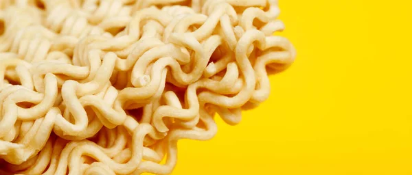 黄色の背景にインスタントラーメンのトップビュー — ストック写真