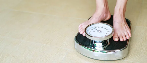 Frau Wiegt Waage Gewicht Kontrollieren — Stockfoto