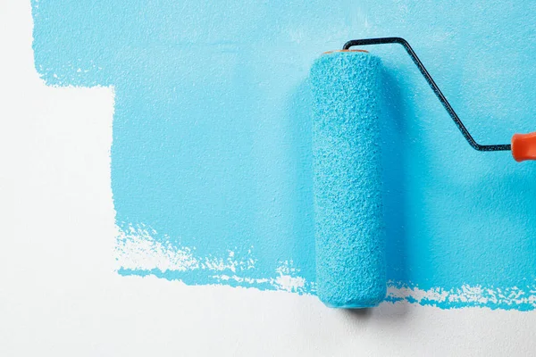Malarz Maluje Ścianę Wewnętrzną Blue — Zdjęcie stockowe