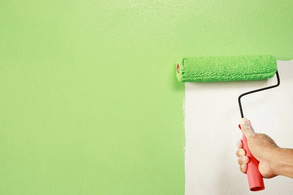 Patenli fırça boyası, yüzey duvarında işçi boyası daire boyama, yeşil boyayla yenileme..
