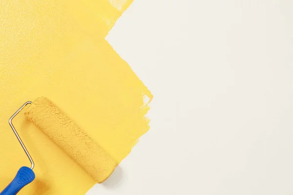 Roller Brush Malarstwo Pracownik Malowanie Ścianie Malarstwo Mieszkanie Renowacja Żółtym — Zdjęcie stockowe