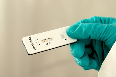 Hastanedeki laboratuvardan Covid-19 test kiti getiren doktor.
