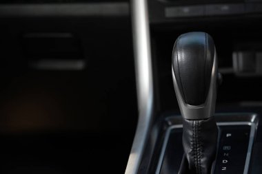 Sürücünün ihtiyaçlarına bağlı olarak vitesler hem elle hem de otomatik olarak kullanılabilir..