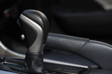 Sürücünün ihtiyaçlarına bağlı olarak vitesler hem elle hem de otomatik olarak kullanılabilir..